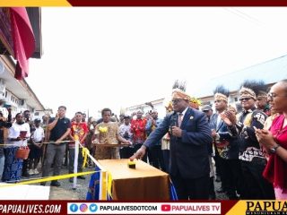 Gubernur Papua Tengah Luncurkan SLB Negeri Pembina usai Upacara Hardiknas