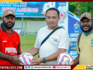 Dukung Bupati Cup III 2026, Komunitas Meeyoka (KOMEE) Serahkan Bantuan Bola ke Panitia Turnamen