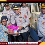 Peringati HUT Bhayangkara ke-80, Kapolda Papua Tengah Bagikan Ratusan Sembako di Pasar Tradisional Nabire