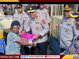 Peringati HUT Bhayangkara ke-80, Kapolda Papua Tengah Bagikan Ratusan Sembako di Pasar Tradisional Nabire