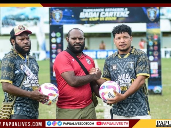 KOMEE Serahkan Bantuan Bola untuk Badai Cartenz Cup VI 2026, Dukung Pembinaan Sepak Bola Papua Tengah