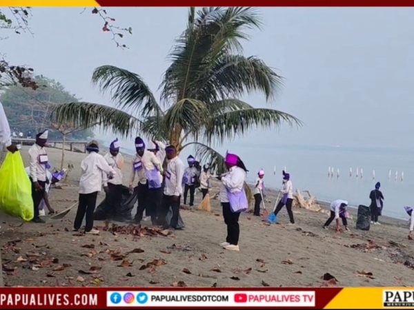 Warnai PKKMB dengan Aksi Sosial, Ratusan Mahasiswa Baru STIKes Papua Sehat Gotong Royong Bersihkan Lingkungan