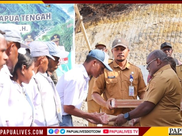 Kunker ke Intan Jaya, Gubernur Meki Nawipa Janjikan Listrik Resmi Akhir Tahun & Bangun Gedung Sekolah SSH