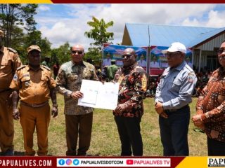 Langkah Nyata Papua Tengah Terang! Waket II DPR Papua Tengah Apresiasi PLTS di Kabupaten Puncak